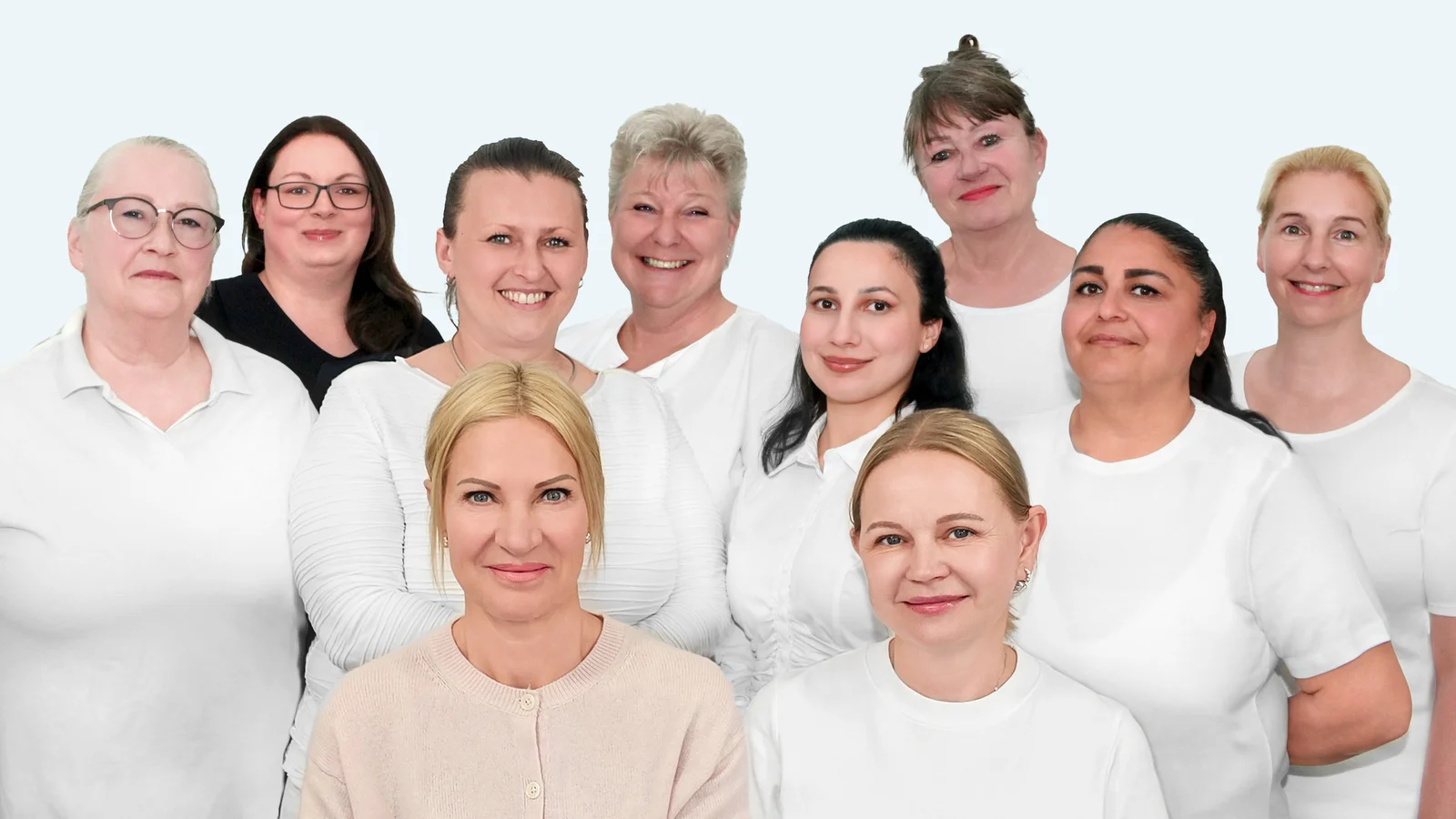 Team der Zahnarztpraxis Dr. Julia Hauschildt in Berlin-Reinickendorf: Zahnärztinnen, ZMP, ZFA und Zahntechnikerin